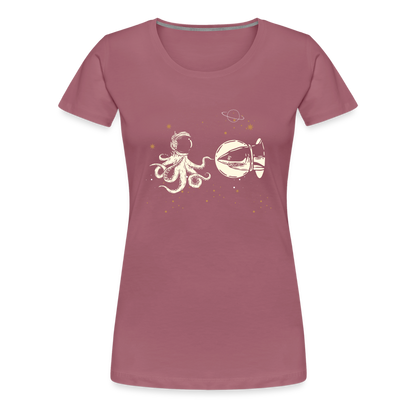 Begegnung zwischen Hai und Oktopus im Weltall - Frauen Premium T-Shirts - by Artful Alchemist