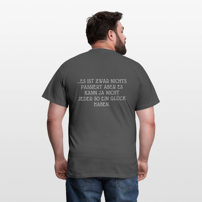 „Heute gedenken wir der Menschen…“ – mit Rückseite: „…es ist zwar nichts passiert“ - Männer Shirt - by Artful Alchemist