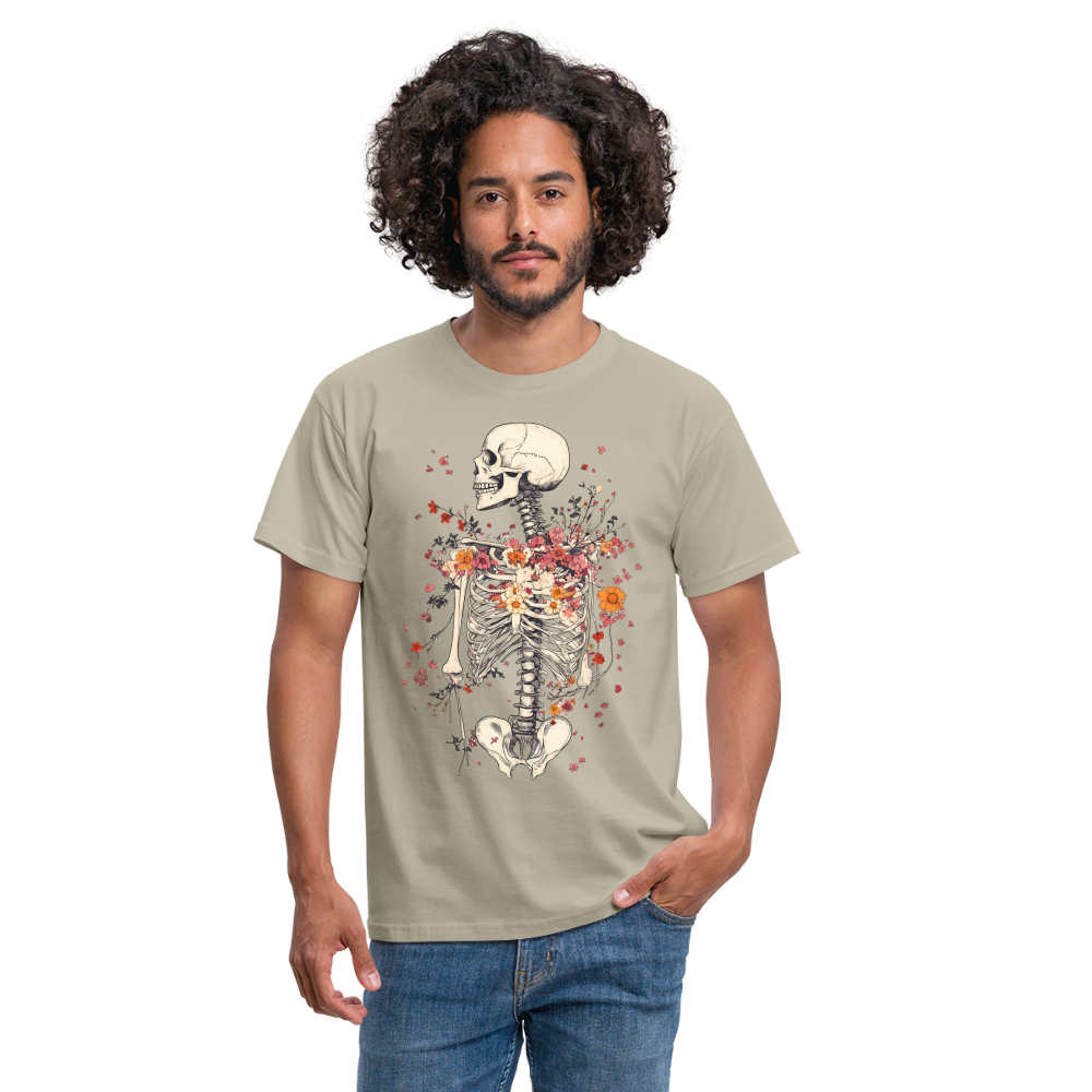 Skelett mit zarten Blumen im Boho Look - Männer T-Shirt - Sandbeige