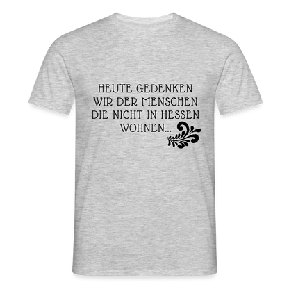 „Heute gedenken wir der Menschen…“ – mit Rückseite: „…es ist zwar nichts passiert“ - Männer Shirt - by Artful Alchemist