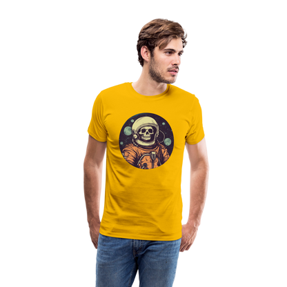 Gruseliges Skelett als Astronaut - Männer Premium T-Shirt - by Artful Alchemist