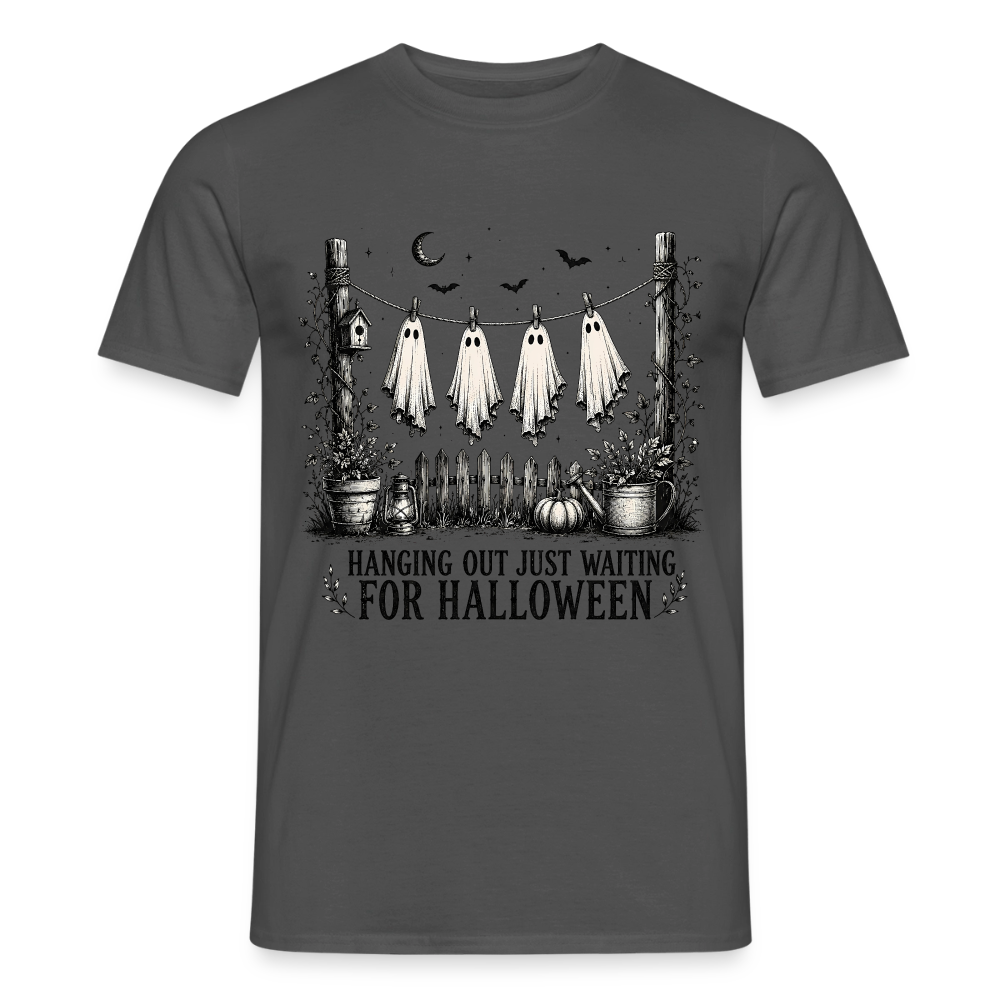 Hanging Out Just Waiting For Halloween - Männer T-Shirt - Anthrazit