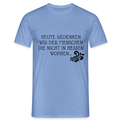 „Heute gedenken wir der Menschen…“ – mit Rückseite: „…es ist zwar nichts passiert“ - Männer Shirt - by Artful Alchemist