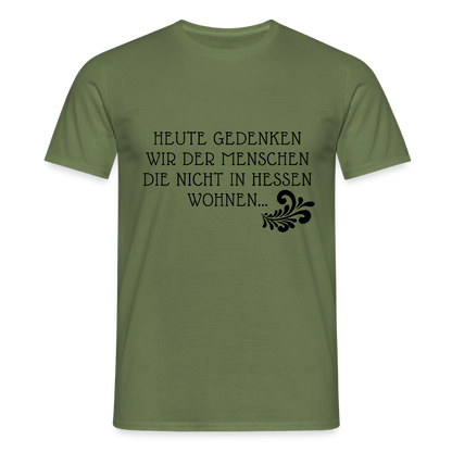 „Heute gedenken wir der Menschen…“ – mit Rückseite: „…es ist zwar nichts passiert“ - Männer Shirt - by Artful Alchemist