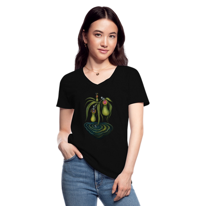 Flora Mortis - Kannenpflanze mit Skeletten - Klassisches Frauen-T-Shirt mit V-Ausschnitt - by Artful Alchemist