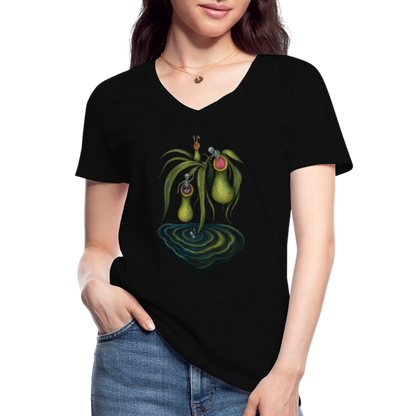 Flora Mortis - Kannenpflanze mit Skeletten - Klassisches Frauen-T-Shirt mit V-Ausschnitt - by Artful Alchemist