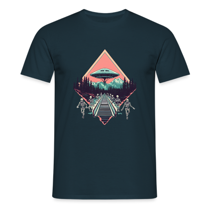 Retro UFO 80er Jahre Motiv - Surreale Skelette und Rolltreppe Richtung UFO - Männer T-Shirt - by Artful Alchemist