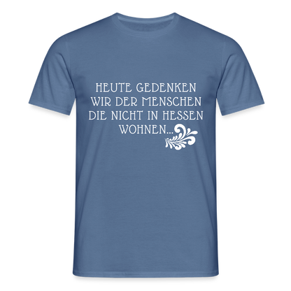 „Heute gedenken wir der Menschen…“ – mit Rückseite: „…es ist zwar nichts passiert“ - Männer Shirt - by Artful Alchemist