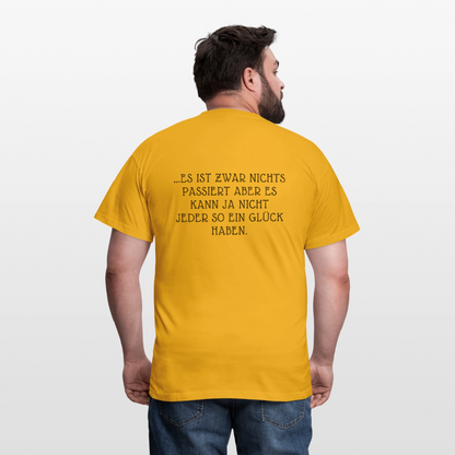 „Heute gedenken wir der Menschen…“ – mit Rückseite: „…es ist zwar nichts passiert“ - Männer Shirt - by Artful Alchemist