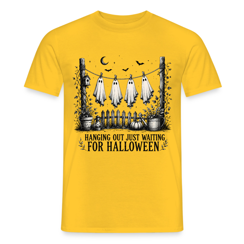 Hanging Out Just Waiting For Halloween - Männer T-Shirt - Gelb