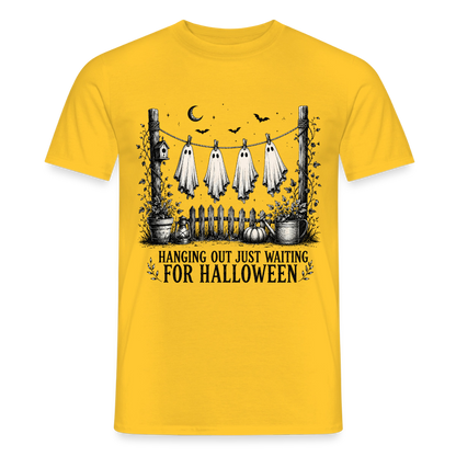 Hanging Out Just Waiting For Halloween - Männer T-Shirt - by Artful Alchemist