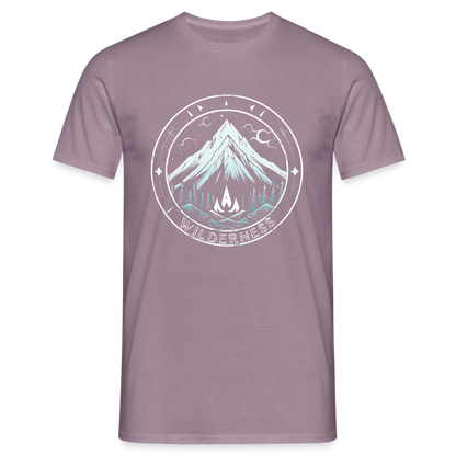 Cooles Wanderer Motiv mit Lagerfeuer - Männer T-Shirt - by Artful Alchemist