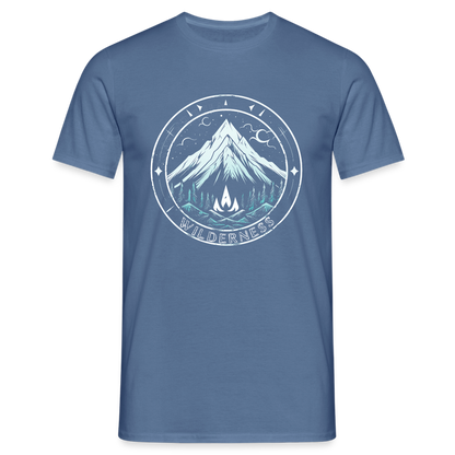Cooles Wanderer Motiv mit Lagerfeuer - Männer T-Shirt - by Artful Alchemist