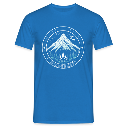 Cooles Wanderer Motiv mit Lagerfeuer - Männer T-Shirt - by Artful Alchemist
