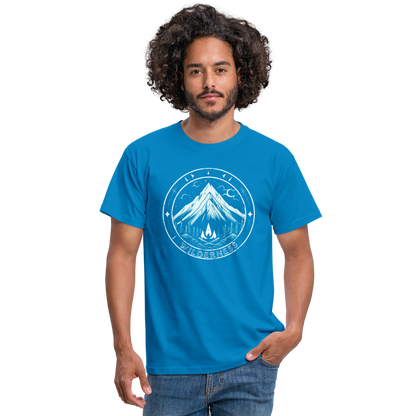 Cooles Wanderer Motiv mit Lagerfeuer - Männer T-Shirt - by Artful Alchemist
