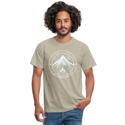 Cooles Wanderer Motiv mit Lagerfeuer - Männer T-Shirt - by Artful Alchemist