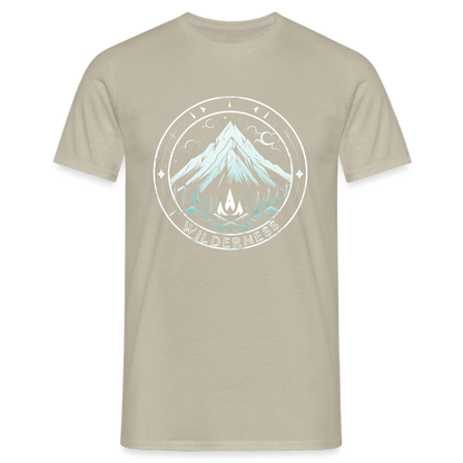 Cooles Wanderer Motiv mit Lagerfeuer - Männer T-Shirt - by Artful Alchemist