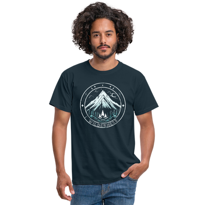 Cooles Wanderer Motiv mit Lagerfeuer - Männer T-Shirt - by Artful Alchemist