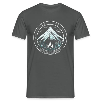 Cooles Wanderer Motiv mit Lagerfeuer - Männer T-Shirt - by Artful Alchemist