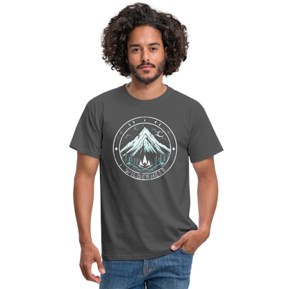 Cooles Wanderer Motiv mit Lagerfeuer - Männer T-Shirt - by Artful Alchemist