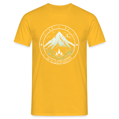 Cooles Wanderer Motiv mit Lagerfeuer - Männer T-Shirt - by Artful Alchemist