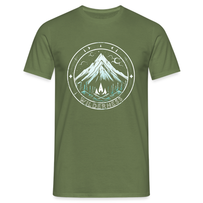 Cooles Wanderer Motiv mit Lagerfeuer - Männer T-Shirt - by Artful Alchemist