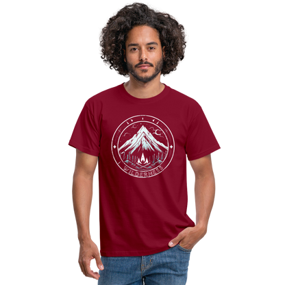 Cooles Wanderer Motiv mit Lagerfeuer - Männer T-Shirt - by Artful Alchemist