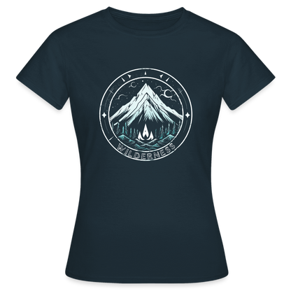 Cooles Wanderer Motiv mit Lagerfeuer - Frauen T-Shirt - by Artful Alchemist