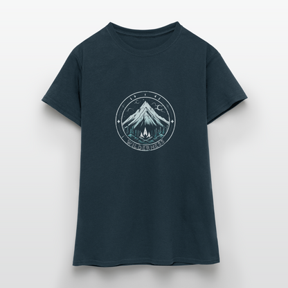 Cooles Wanderer Motiv mit Lagerfeuer - Frauen T-Shirt - by Artful Alchemist