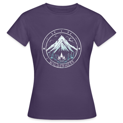Cooles Wanderer Motiv mit Lagerfeuer - Frauen T-Shirt - by Artful Alchemist