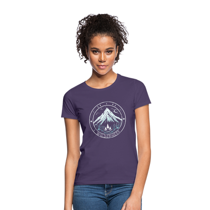 Cooles Wanderer Motiv mit Lagerfeuer - Frauen T-Shirt - by Artful Alchemist
