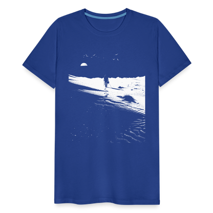 Weg durch die Wüste mit Fußspuren - Monochrom Art - Männer Premium T-Shirt - by Artful Alchemist