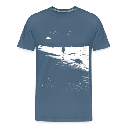 Weg durch die Wüste mit Fußspuren - Monochrom Art - Männer Premium T-Shirt - by Artful Alchemist