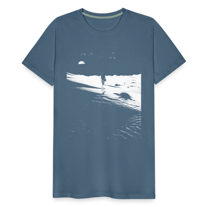 Weg durch die Wüste mit Fußspuren - Monochrom Art - Männer Premium T-Shirt - by Artful Alchemist