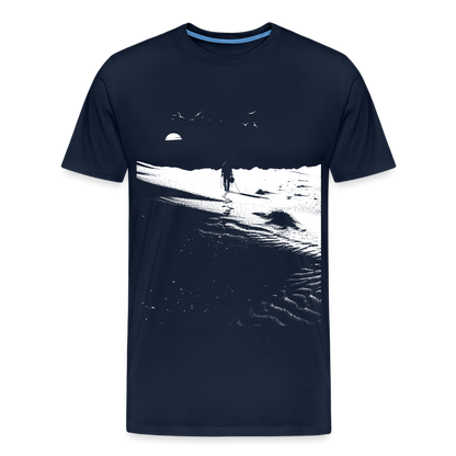 Weg durch die Wüste mit Fußspuren - Monochrom Art - Männer Premium T-Shirt - by Artful Alchemist
