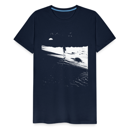 Weg durch die Wüste mit Fußspuren - Monochrom Art - Männer Premium T-Shirt - by Artful Alchemist