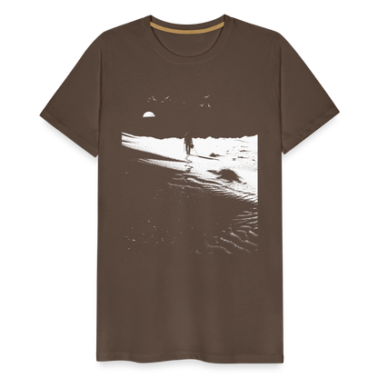 Weg durch die Wüste mit Fußspuren - Monochrom Art - Männer Premium T-Shirt - by Artful Alchemist