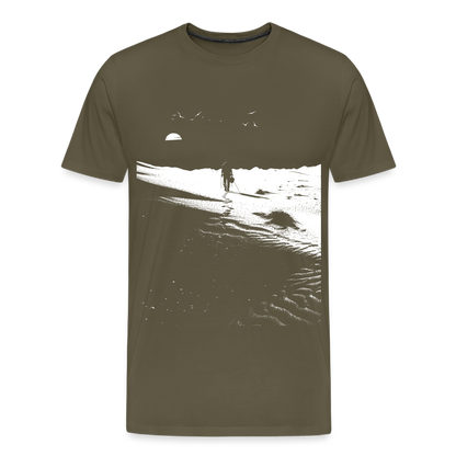Weg durch die Wüste mit Fußspuren - Monochrom Art - Männer Premium T-Shirt - by Artful Alchemist