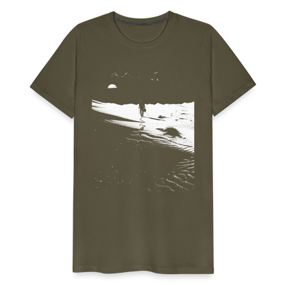 Weg durch die Wüste mit Fußspuren - Monochrom Art - Männer Premium T-Shirt - by Artful Alchemist